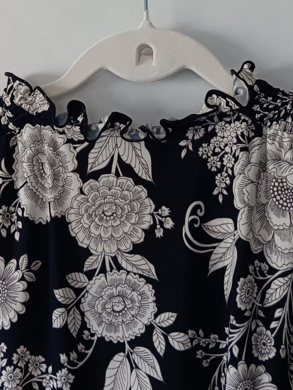 TOMMY HILFIGER Navy and White Floral Sleeveless Blouse Size L ($14) - Picture 8 of 12